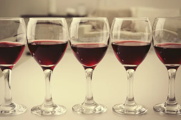 Copas de vino tinto en primer plano de mesa blanca — Foto de Stock