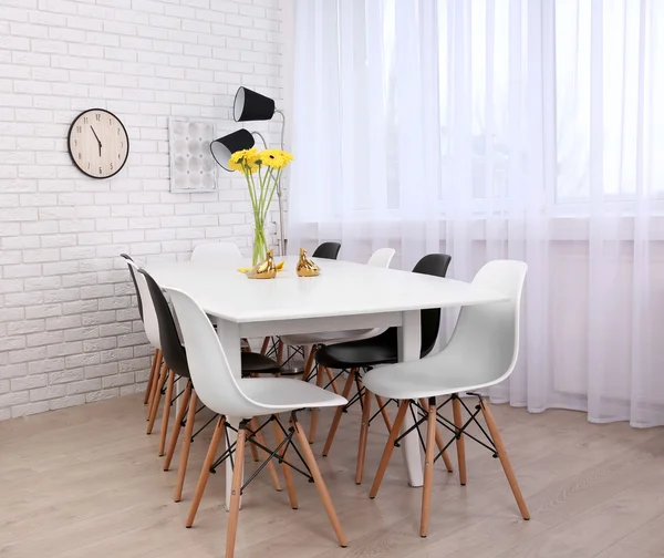 Interieur met tafel en stoelen — Stockfoto