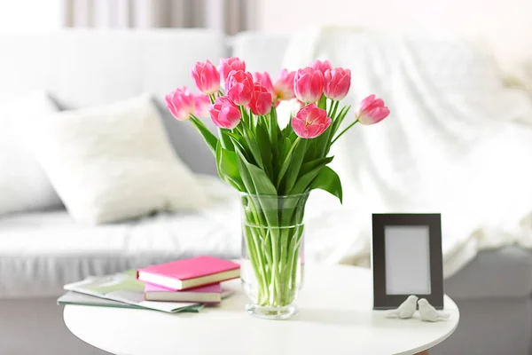 Bouquet frais de tulipes sur une table basse — Photo