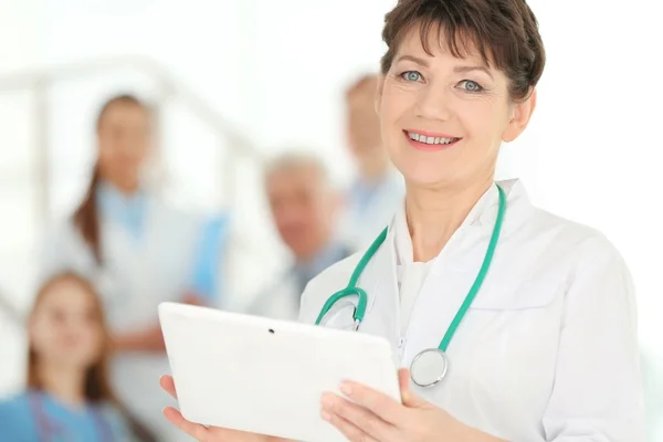 Doctor in front of colleagues — Stock Photo, Image