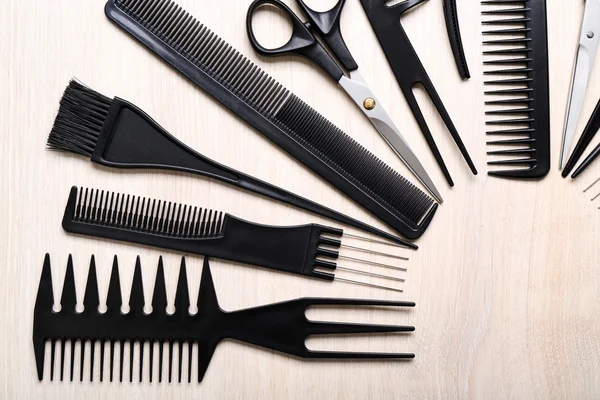 Set de peluquería con herramientas en mesa de madera clara, primer plano —  Fotos de Stock