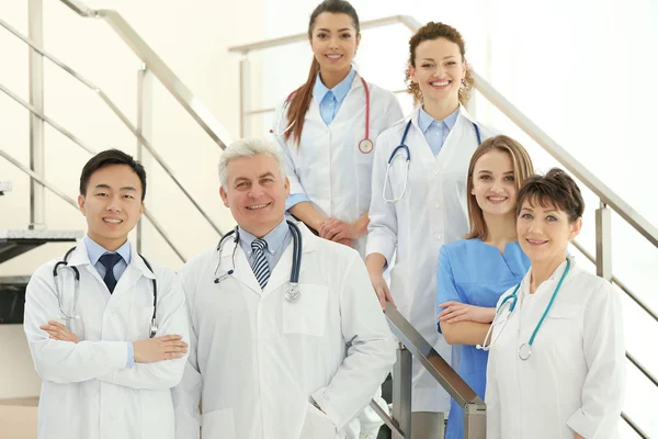 Equipe Médicos Sorridentes Dentro Casa — Fotografia de Stock