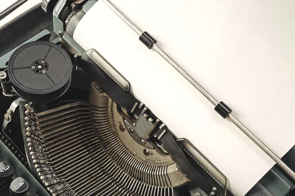 有纸张的老式打字机 — 图库照片