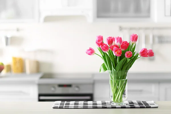 Свежий букет тюльпанов на кухонном столе . — стоковое фото
