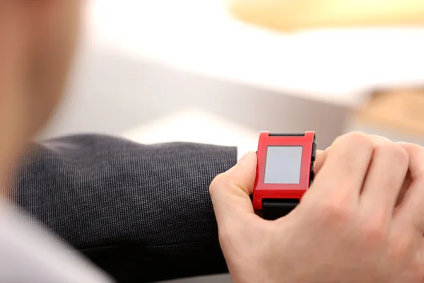 Empresario comprobando la hora en su reloj de pulsera, de cerca —  Fotos de Stock