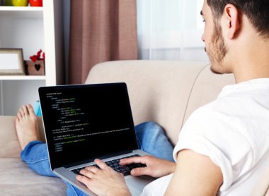 Dizüstü bilgisayar, dizüstü bilgisayar programlama kod yazmadan kullanan adam