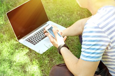 Bilgisayarlı genç adam