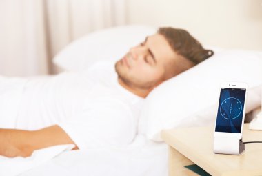 adam telefon çalar saat ile uyanma