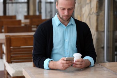 Genç çekici işadamı Öğle Yemeği 