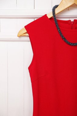 Kolye askısı duvar üzerinde