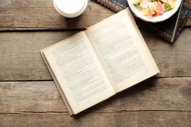 Açık kitap ve snack