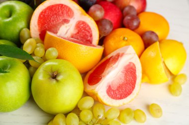 Ahşap arkaplanda meyveler