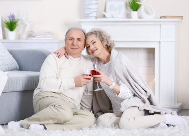 şarap içme mutlu olgun çift