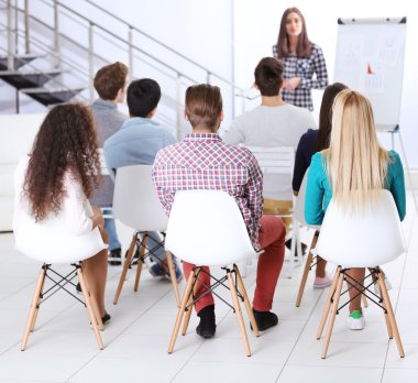 Geri ofis toplantıda oturan genç insanlar