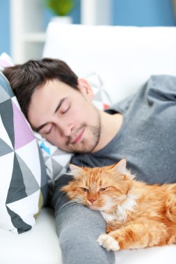 adam ile kabarık kedi 