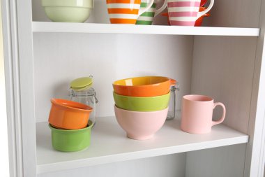 Mutfakta raflarda sofra