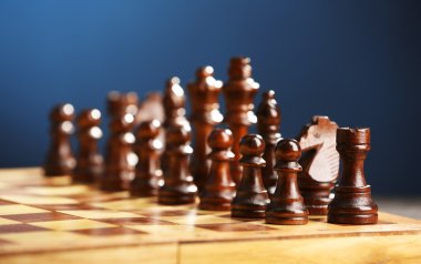 Satranç taşları ve oyun tahtası 