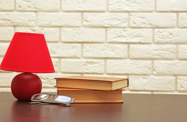 Gece lambası ve kitaplar