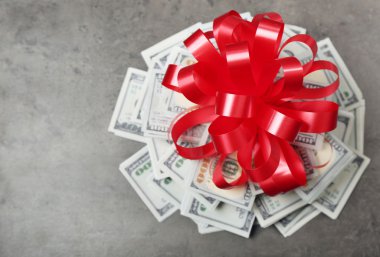 Fiyonklu hediye olarak dolar yığını 