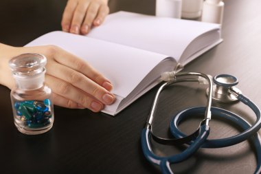 Tıbbi kitap insanın ellerinde