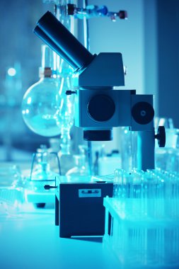 Mikroskop ve farklı test tüpleri