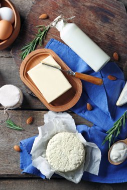 Süt ve süt ürünleri ahşap masa üst görünümde ayarlamak