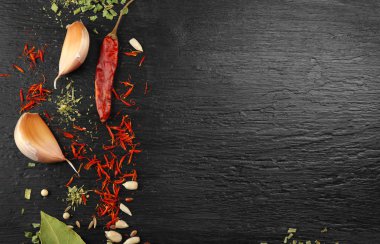 ahşap masa üzerinde farklı baharatlar