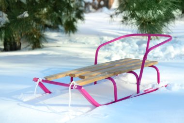 Ahşap kızak üstünde kar