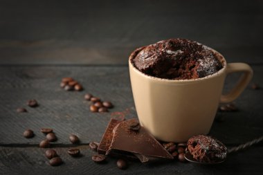 Çikolatalı fondan kek Kupası ahşap arka plan üzerinde