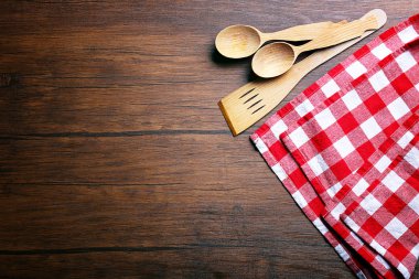 Damalı peçete ve çatal bıçak takımı