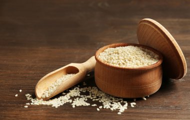 Susam ahşap masa arka planda, portre
