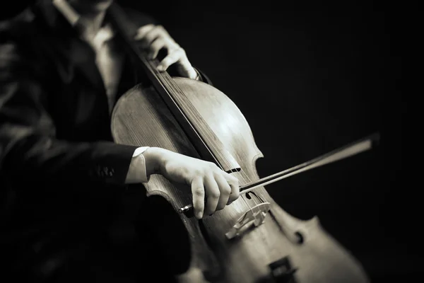 Člověk hraje na violoncello — Stock fotografie