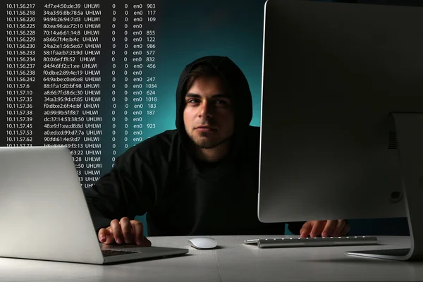 Hacker trabalhando com computador — Fotografia de Stock