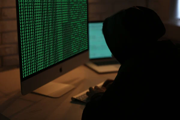 Хакер работает с компьютером — стоковое фото