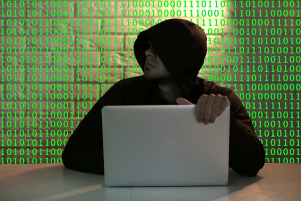 Hacker arbeiten mit Computer — Stockfoto