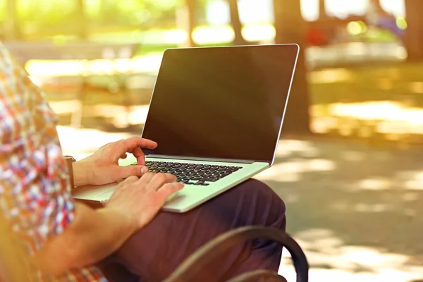 Jovem com laptop — Fotografia de Stock