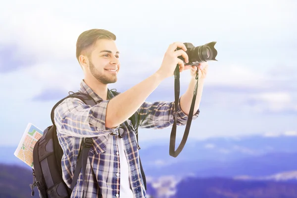 Hombre viajero con cámara — Foto de Stock