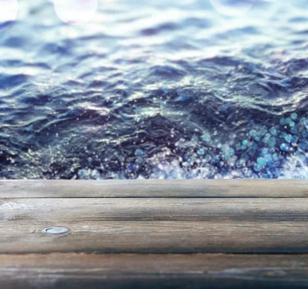 Dřevěný povrch rozostřeného moře — Stock fotografie