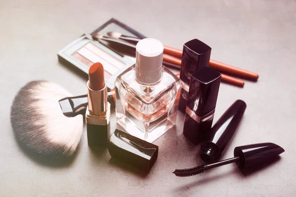 Cosmetica op lichtgrijs — Stockfoto
