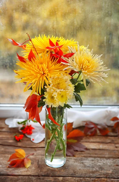 Schöner Herbststrauß mit Chrysanthemen, auf der Fensterbank — Stockfoto