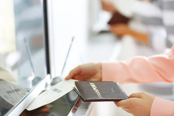 Luchthaven check-in balies — Stockfoto