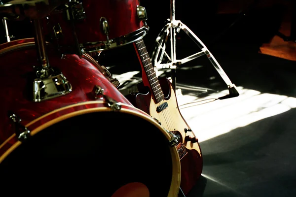 Instrumentos musicales en el escenario —  Fotos de Stock