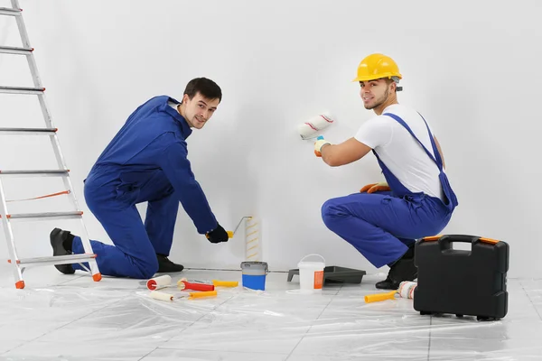 Lavoratori rinnovo appartamento — Foto Stock