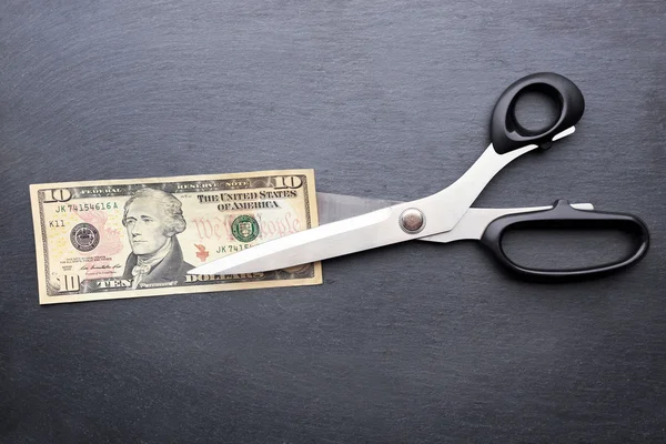 Tesoura cortar dinheiro — Fotografia de Stock
