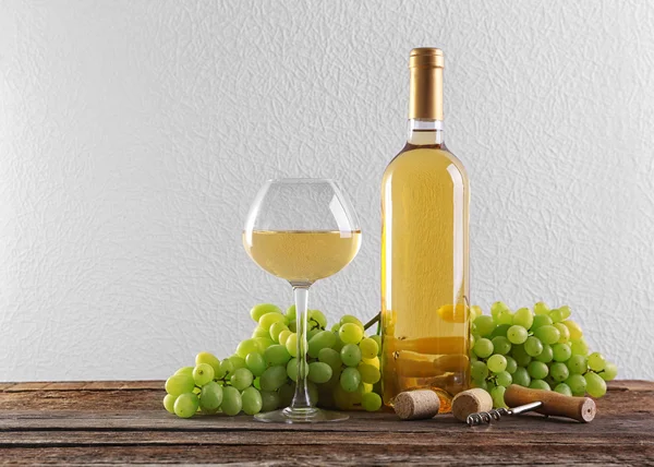 Wein und Trauben auf Holztisch — Stockfoto