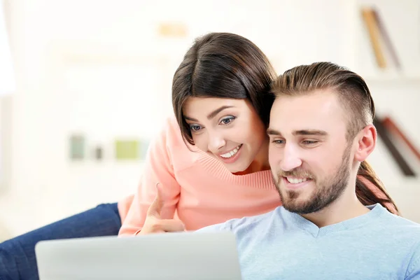 Pareja trabajando en portátil —  Fotos de Stock