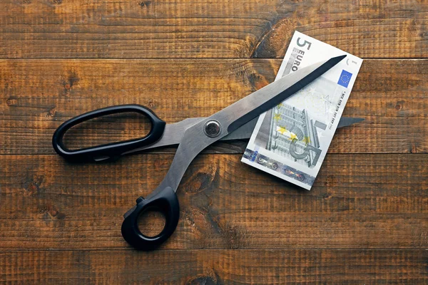 Forbici taglia le banconote in euro — Foto Stock