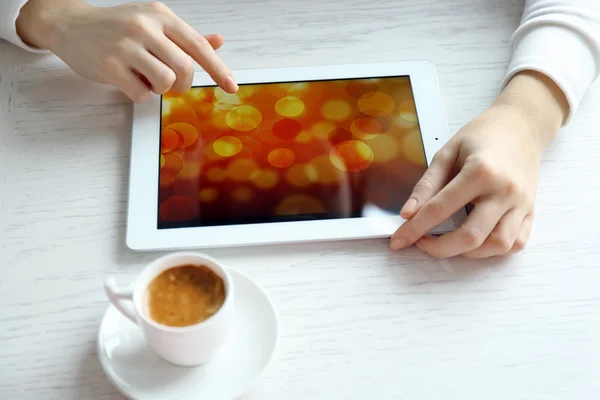 Mujer usando tableta digital — Foto de Stock