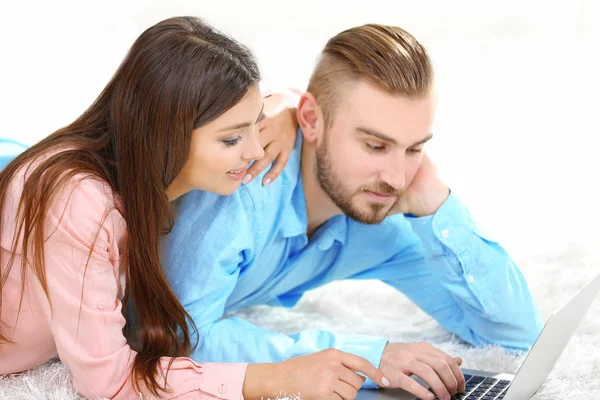 Pasangan bahagia yang bekerja pada laptop — Stok Foto