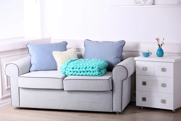 Sofá na sala de estar — Fotografia de Stock